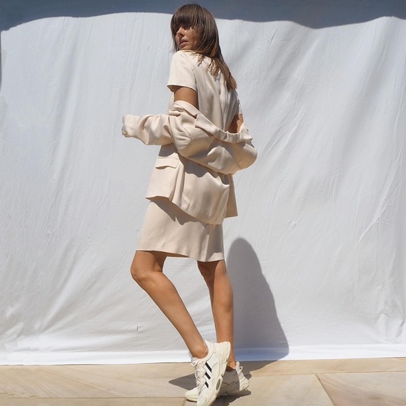 ⛔️SOLD⛔️ VINTAGE SILK CHAMPAGNE COLOUR DRESS AND JACKET TWO PIECE MATCHING SET - Picture 3 of 4